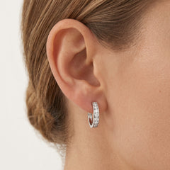 Elegantes aros de oro blanco con circonita cúbica