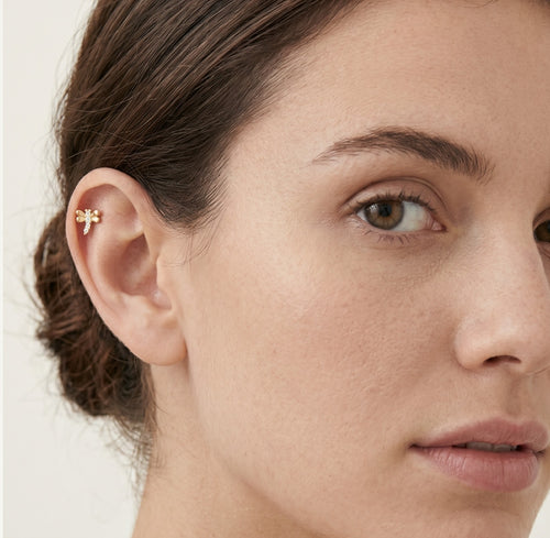 Stylový piercing ze žlutého zlata s designem vážky
