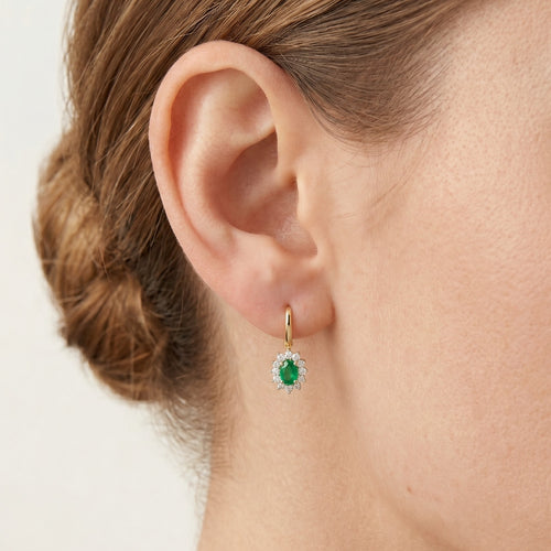 Elegantní zlaté visací náušnice s diamanty a smaragdy