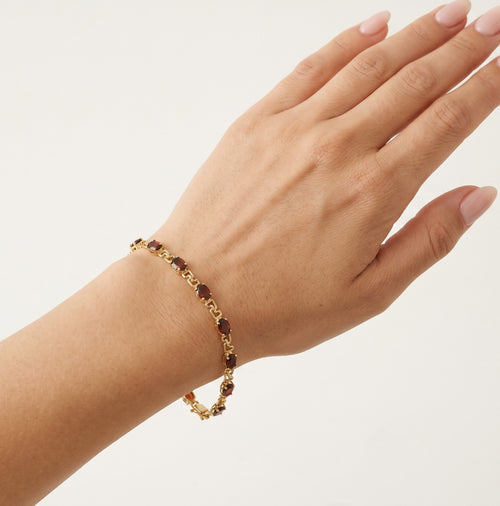 Luxuriöses Armband aus Gold mit Granat und Diamanten