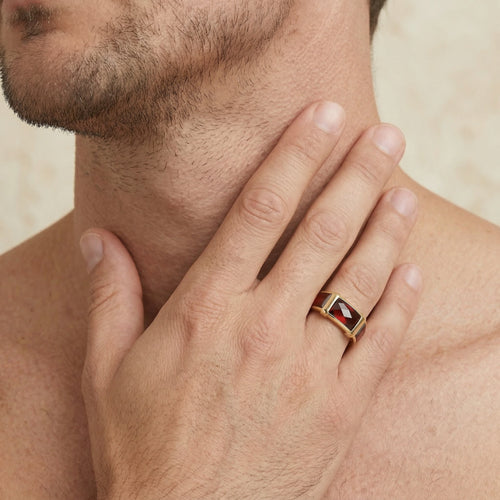 Obdélníkový prsten s granátem