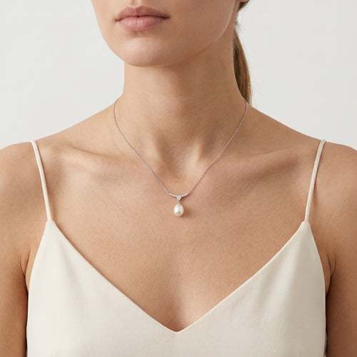 Collier avec perle et encadrement en zircon cubique