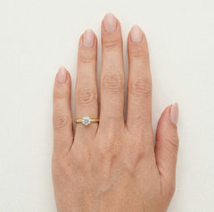 Klasický šikovný prsten ze žlutého zlata se zirkonem