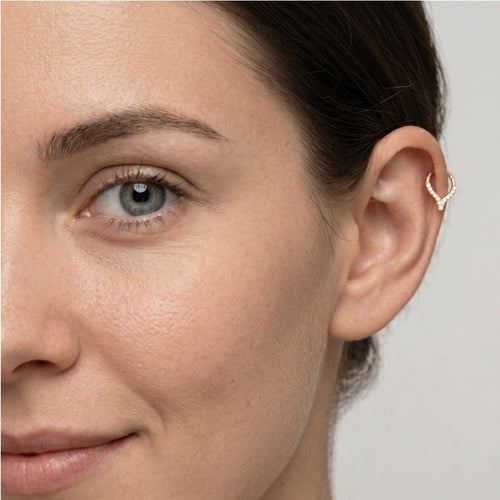 Elegante piercing de aro con extremo en V y cubic zirconia