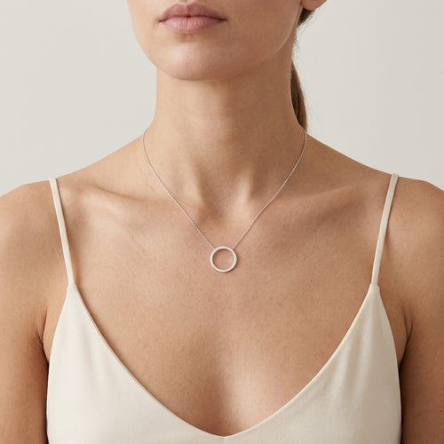 Collar de oro blanco con un círculo delicado