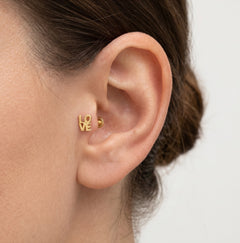 Elegantní zlatý piercing s milostným designem