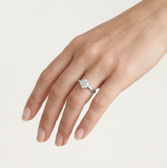 Klassischer Ring aus Weißgold mit Zirkonia