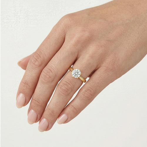 Anillo clásico de oro amarillo con circonita cúbica