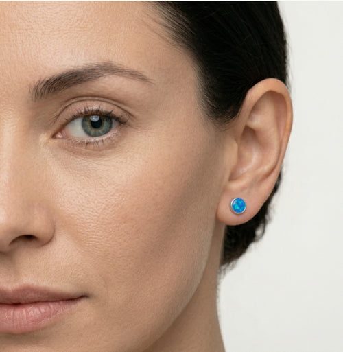 Boucles d’oreilles puces en argent sterling avec opale bleue