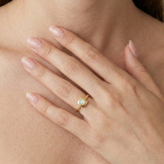 Čtvercový prsten s bílým opálem 