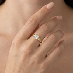 Vytesaný zlatý prsten s kubickým zirkonem