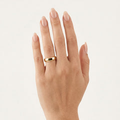 Anillo de boda ancho y liso de oro amarillo