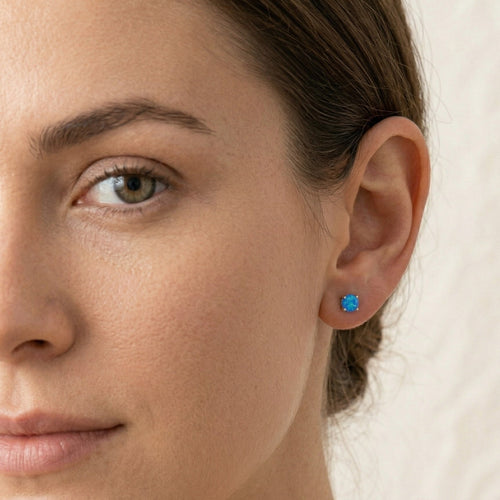 Boucles d’oreilles puces en argent sterling avec opale bleue sertie griffes