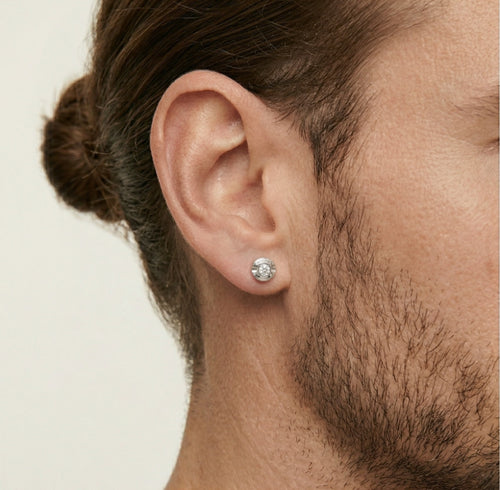 Boucles d’oreilles puces en or blanc avec diamants scintillants