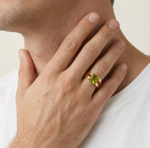 Anillo de hombre de moldavita y granate de lujo