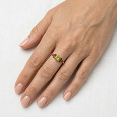 Eleganter 14K Goldring mit Moldavit und Granat