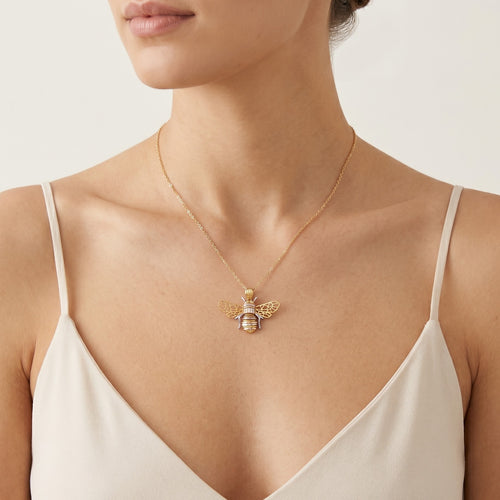 Colgante dorado de cucaracha voladora