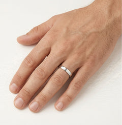 Anillo de boda delgado de oro blanco altamente pulido