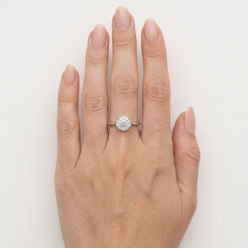 Anillo de compromiso moderno para mujer con diamantes redondos