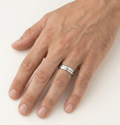 Weißgold-Trauring mit gebogener matter Linie