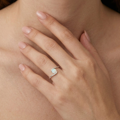 Bague simple en argent avec opale blanche ronde