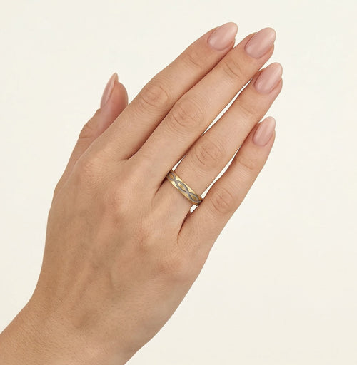 Alliance fine en or jaune avec des lignes rhodium croisées