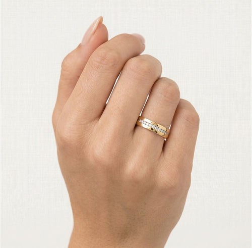 Anillo de boda en oro amarillo con línea curva