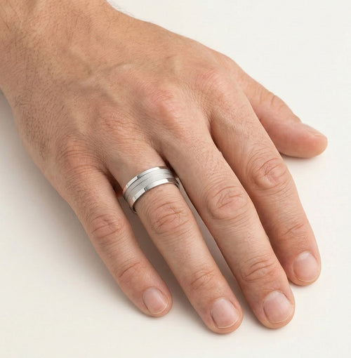 Funkelnder, breiter Ehering aus Weißgold