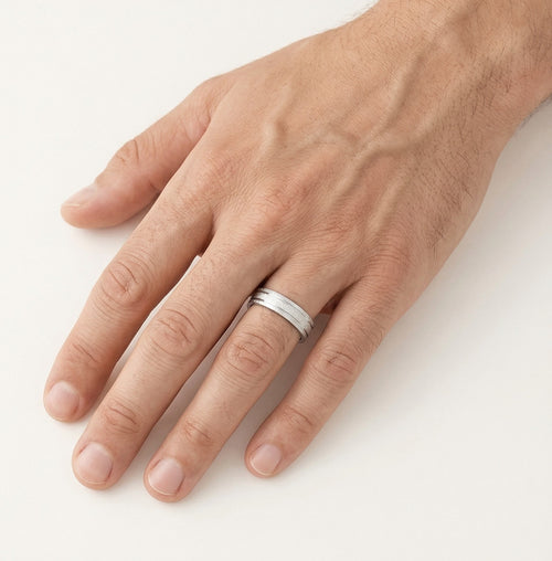 Eleganter 14kt Weißgold-Trauring mit matter Oberfläche.