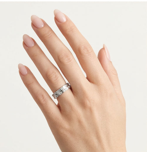 Elegant square patterned white gold wedding ring