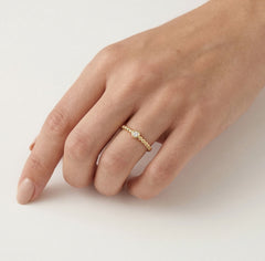 Elegant gold ring with round diamond