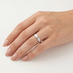 Bague de mariage en or blanc avec pierre taille princesse