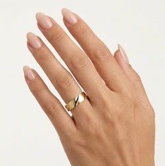 Eleganter Hochzeitsring aus Gelbgold mit detaillierten Gravuren