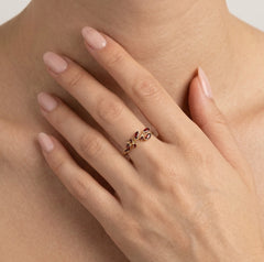 Eleganter Granat-Ring mit Mischschliff-Steinen