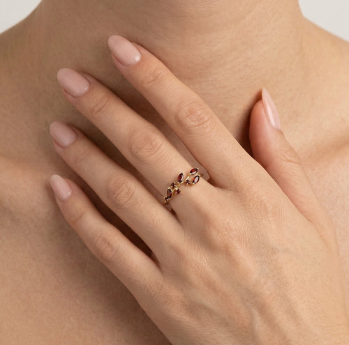 Eleganter Granat-Ring mit Mischschliff-Steinen