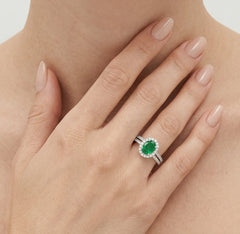 Eleganter Weißgold-Diamant- und Smaragd-Ring