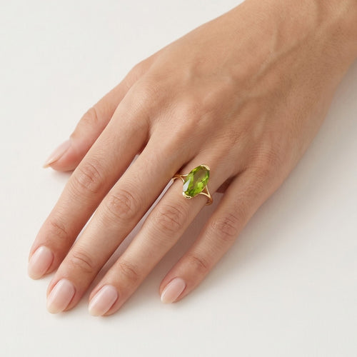 Goldring mit oval geschliffenem Moldavit