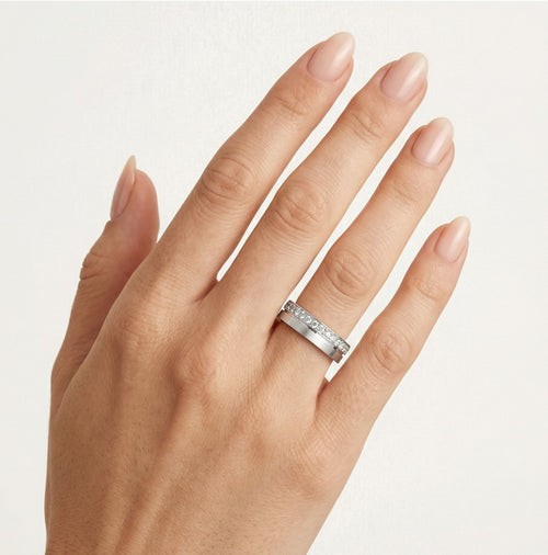 Anillo de boda de oro mitad pulido y mitad mate