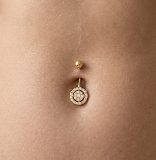 Trendiger Gold-Bauchnabelpiercing