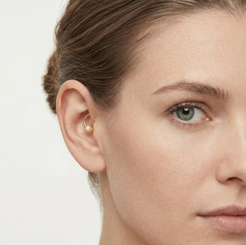 Elegantes Gold-Hoop-Piercing mit Perlenakzent