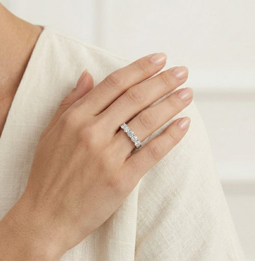 Anillo de plata con cinco circonitas cúbicas