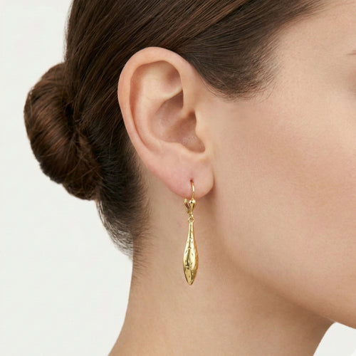 Dangling shiny detailed gold earrings