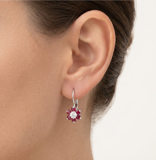 Boucles d’oreilles pendantes fleurs avec accent rubis