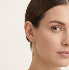 Aretes colgantes de gotas alargadas de oro