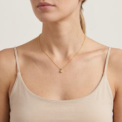 Dainty necklace with solitaire diamond