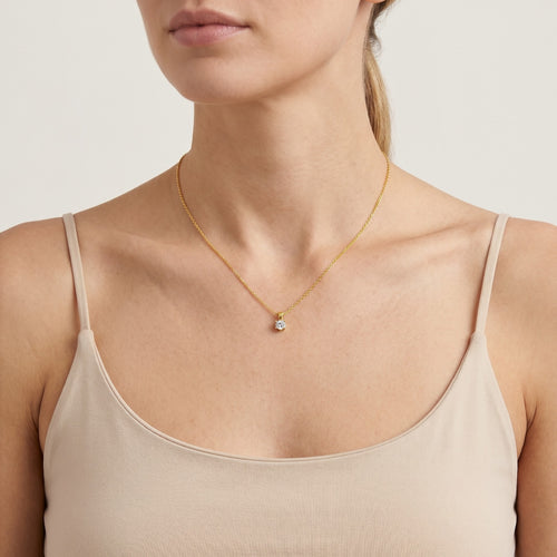 Dainty necklace with solitaire diamond