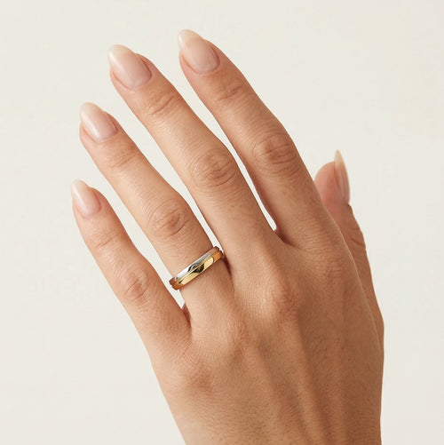 Anillo de boda elegante de oro bicolor