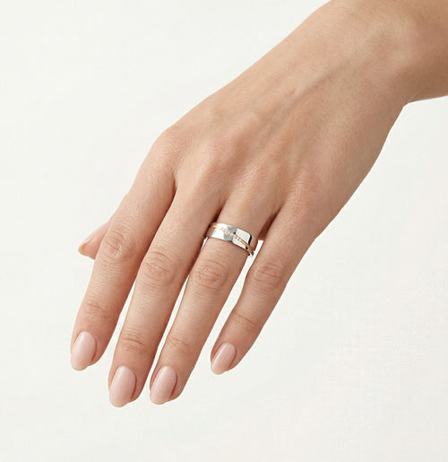 Anillo de boda de oro blanco con ranura de oro rosa