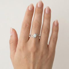 Anillo simple de plata con ópalo blanco redondo