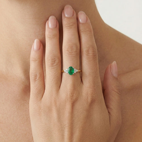 Eleganter 18kt Goldring mit Diamant und ovalem Smaragd